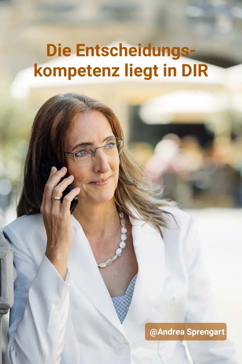 Andrea Sprengart telefonierend, dazu der Satz: Die Entscheidungskompetenz liegt in DIR